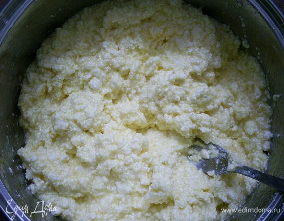 Займемся приготовлением песочного теста. Возьмем два яйца, отделим желток от белка. Белок отправляем в холодильник. Желтки растираем с сахаром, добавляем маргарин комнатной температуры. Растираем до получения однородной массы.