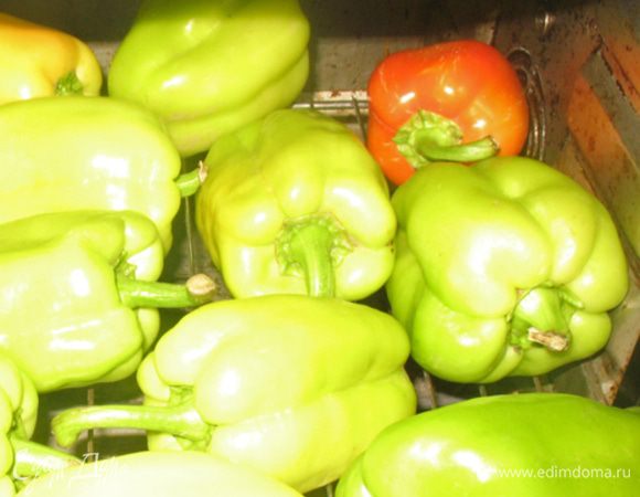 Перец моем и запекаем в духовке до готовности. Я выкладываю на решетку, включаю верхний и нижний нагреватели и запекаю при температуре 250 градусов минут 40. 