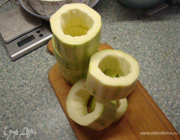 ...я его порезала толщиной в 4-5см, вырезала сердцевину