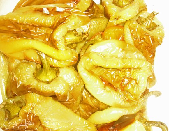 Запеченный перец складываем в миску закрываем крышкой, можно сложить в пакет. Даем остыть. снимаем кожицу. 