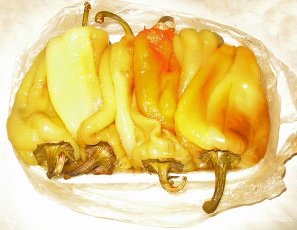 Я беру пенопластовый прямоугольный поддон (в котором продают упакованные конфеты, печенье). Укладываю на него пакет в выкладываю перец из расчета сколько надо на один раз, закрываю пакет. И в морозилку. 