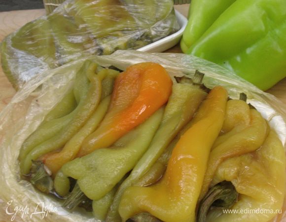 Когда перец замерзнет, вынимаю из поддона и укладываю как удобно в морозильной камере. Зимой разморозить приготовить любую заправку и приятного аппетита.