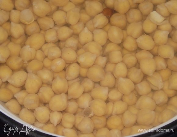 Для этого блюда я взяла 1 ст.сухого нута (еще его у нас называют турецкий горох). Залила его водой и поставила на ночь.
