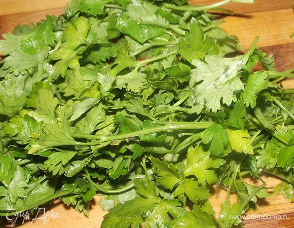 Затем подготовила травки: петрушка, кинза