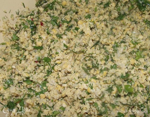 Насыпала к нуту, посолила по вкусу и перемешала