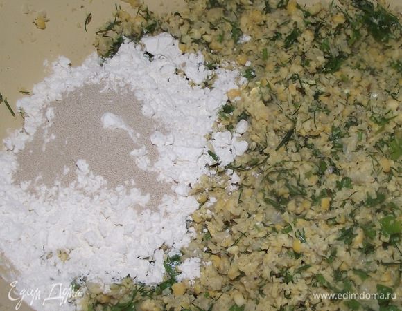 Добавила 2 ст.л муки и 1 ч.л сухих дрожжей.