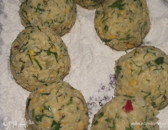 Перемешала и скатала шарики, которые обваляла в муке.