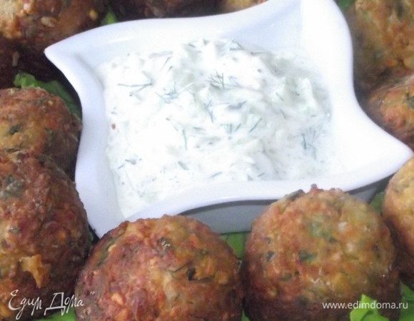 Такое блюдо подают с Хумусом, но у меня его не было и я к нему приготовила Соус Цацики