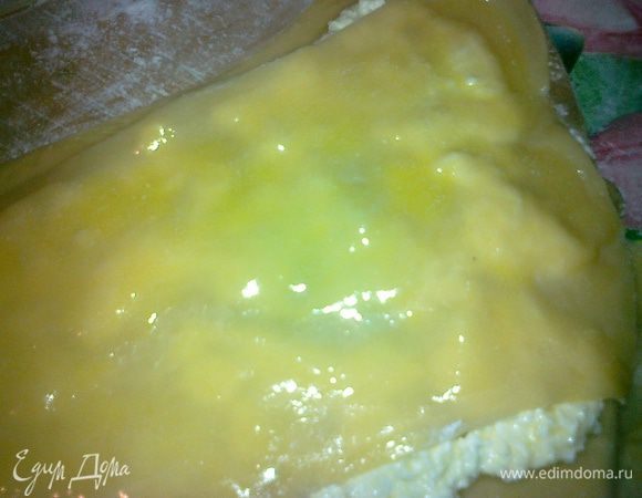 берем первый пласт и смазываем слив.маслом, укладываем слой творога и накрываем вторым пластом