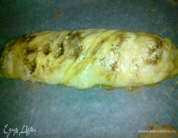 переносим осторожно на противень,застеленный пергаментом,смазываем слив.маслом и посыпаем корицей,ставим в духовку на 30 мин выпекаем до золотистого света