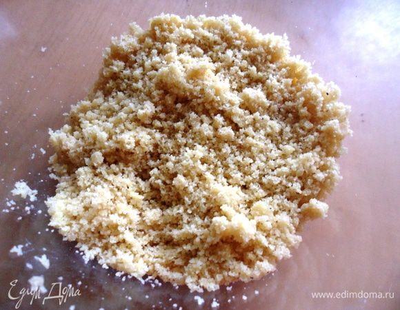 Миндаль необходимо очистить от шкурок. Это делается очень просто: миндаль заливаем два раза кипятком и чистим от шкурок. Теперь его нужно немного подсушить и смолоть в кофемолке. Выложить в миску.