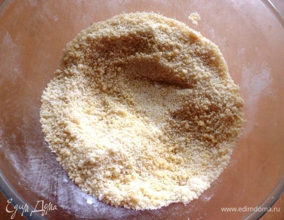 Добавить к миндалю сахар и муку, и перемешать
