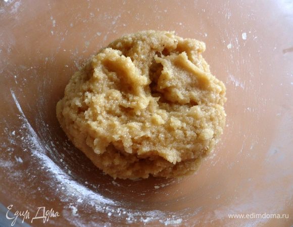 К миндальной массе прибавить яичные белки и замесить тесто, хорошо промешивая