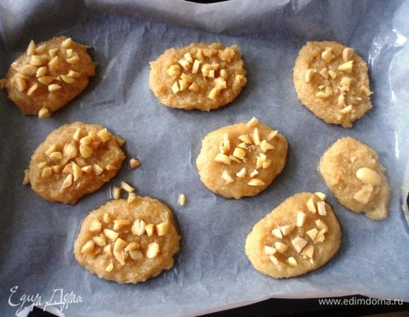 Берем небольшое количество теста и скатываем шарик, обмакиваем в кедровые орешки. Выкладываем его в форму для выпечки, застеленную бумагой для выпечки и немного смазанную растительным маслом, слегка приплющивая. Ставим выпекать в разогретую до 180-190 градусов духовку на 20-25 минут. Всё!!! Приятного чаепития!!!
