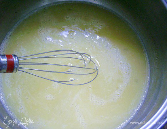 Яйца немного посолить и слегка взбить венчиком.