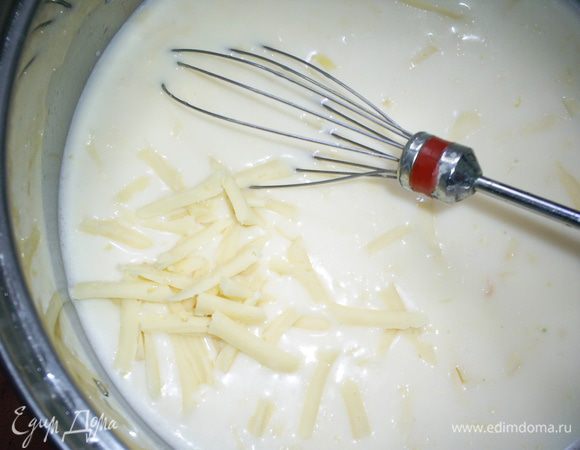 Добавить к яйцам молоко и тертый сыр, перемешать.