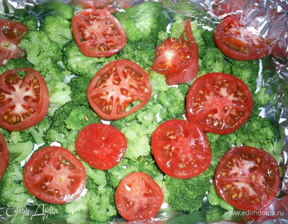 Брокколи выложить в форму для запекания. Сверху в художественном беспорядке раскладываем кружочки помидоров.