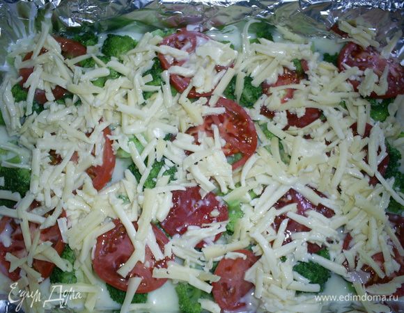 Заливаем сырно-яичной смесью. Отправляем в разогретую до 200 градусов духовку на 20-25минут или выкладываем все продукты в кастрюльку мультиварки, готовим на программе Выпечка.