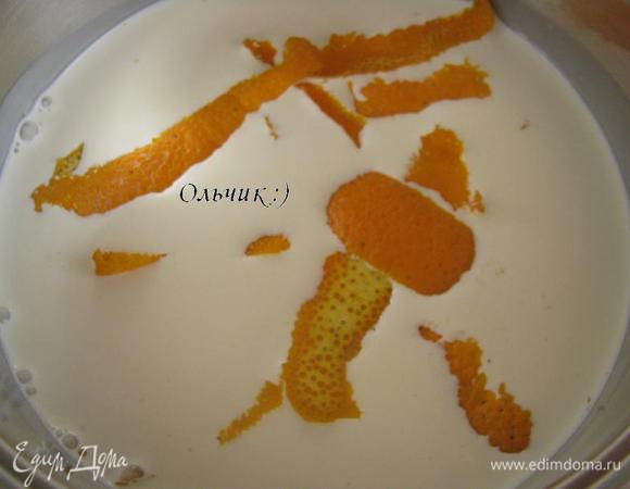 Сливки прогреваем вместе с цедрой апельсина. Масса не должна закипеть. Убираем с огня, пусть сливки настоятся 20 минут.