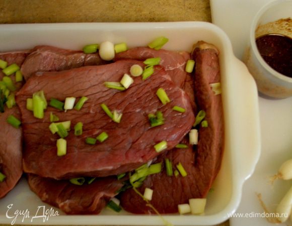 Выложим стейки в блюдо, порежем 3 шт. зеленый лука, смешаем все перечисленные ингридиеты и выложим с зеленым луком на наши стейки. Закроем пищев.пленкой и оставим при комнат.тем-ре мариновать примерно 40 мин. раз перевернув стейки.