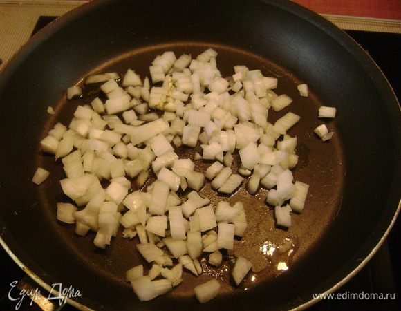 Разогреть оставшееся масло и обжарить на нем мелко нарезанные лук и чеснок 5 мин. 