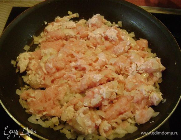 Добавить к овощам рубленую индейку и готовить 10 мин. 