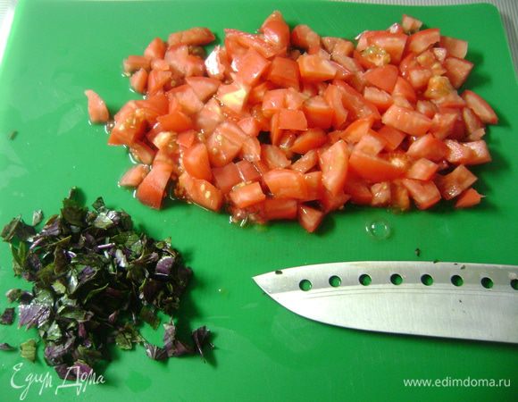 Томаты нарезать кубиками, базилик измельчить. 