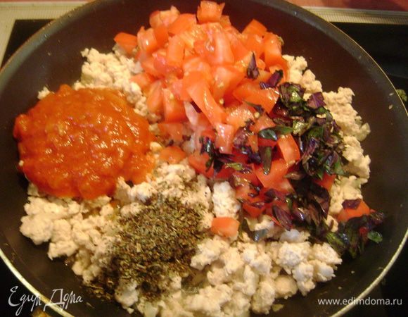 Добавить к индейке томаты, томатное пюре, базилик, душицу, посолить, поперчить. Готовить 5 мин. 