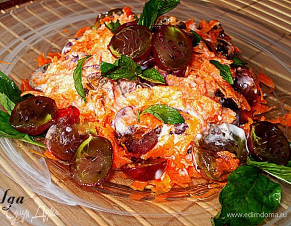 выложить на тарелку. Сверху присыпать листьями мяты. Приятного аппетита.