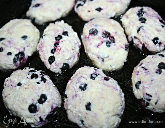 Хорошо разогреть сковороду. Формируем сырники, жарим с обеих сторон на растительном масле. Подавать  с вареньем или сметаной. 