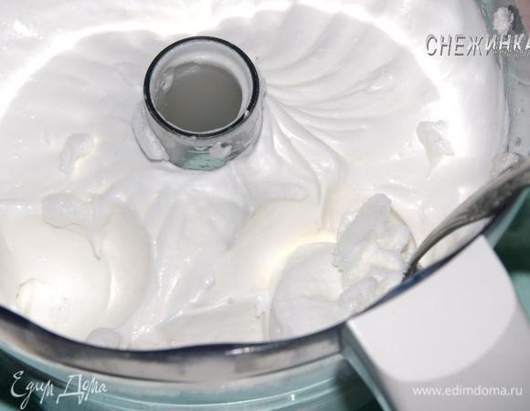 Белки взбиваем до очень стойких пик, чтобы «ложка стояла». Продолжая взбивать, аккуратно подсыпаем сахар и ванилин. 