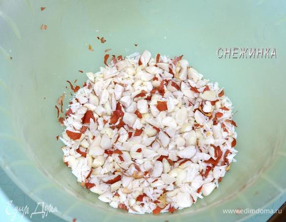 Орехи измельчаем не мелко.