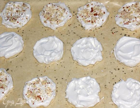 На бумагу кладем безе, равномерно распределяя по кругам. Половину безе (у меня 6 кругов) посыпаем орехами. Духовку разогреваем до 120С.