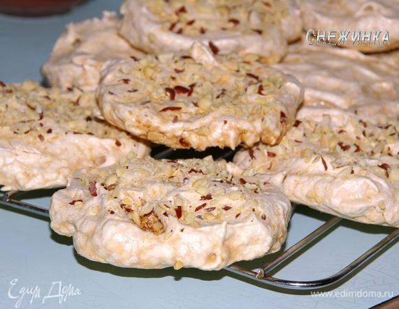 Ставим противень в духовку и подсушиваем безе при 100-120С 3 часа. Готовые безешки снимаем с противня и окончательно остужаем на решетке.