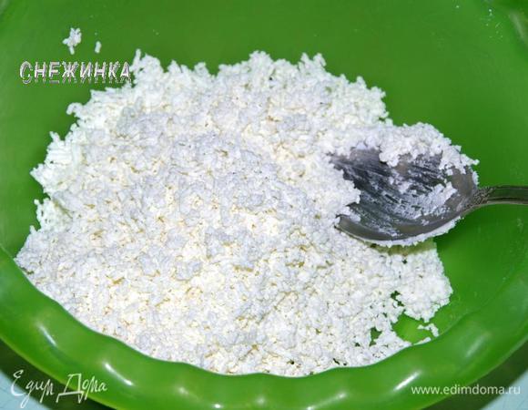 Для крема творог перетираем через сито.