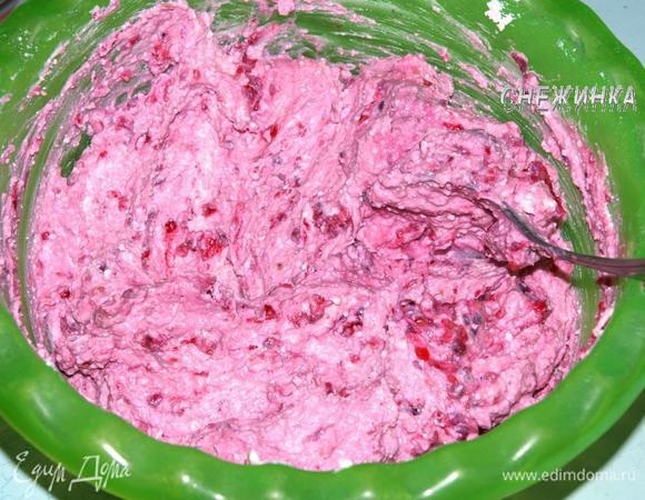 Добавляем сливочный сыр, ликёр, мёд и малину. Хорошо вымешиваем до однородности.