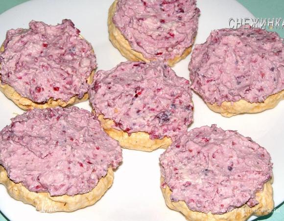 На остывшие безе, которые без орехов, кладем крем. 