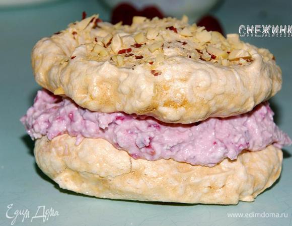 Сверху безе с орехами.