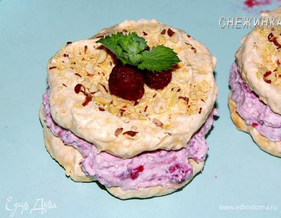 Украшаем ягодами малины и веточкой мяты. 