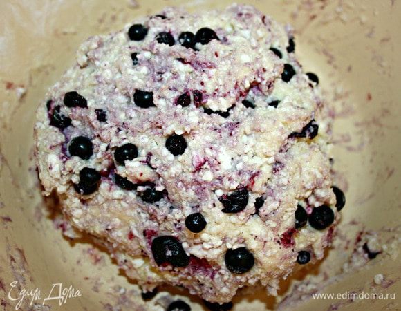 Взболтать венчиком яйцо с сахаром, смешать с сыром, затем добавить муку и чернику.