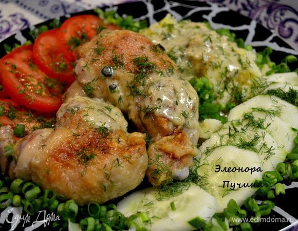 Берём окорочка и удаляем из них кость методом снятия чулка, помогая ножиком, обрубаем косточку. Внутри получившегося кармашка натираем натёртым чесноком, укладываем сырок с грибами и закрепляем деревянной шпажкой. Обжариваем с 2х сторон и добавляем сливки. На приготовление ушло 30 мин.