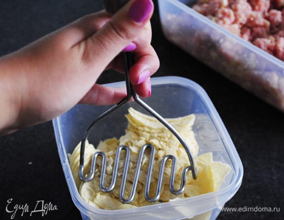 Фарш смешать с предварительно измельченным и вымоченным в молоке хлебом и 1 яйцом, посолить и поперчить  

Размельчить чипсы.