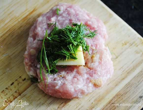 скатать шарик из фарша, сделать лепешку положить кусочек сыра и зелени