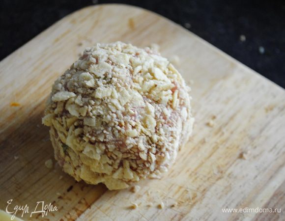 обмакнуть шарик в яичко и обвалять в панировке из чипсов