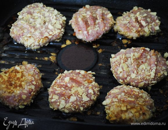 выложить на сковороду и обжарить с 2-х сторон на умеренном огне