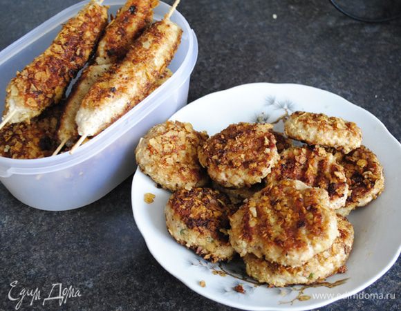 или сделать колбаски на шпажках, обжарить