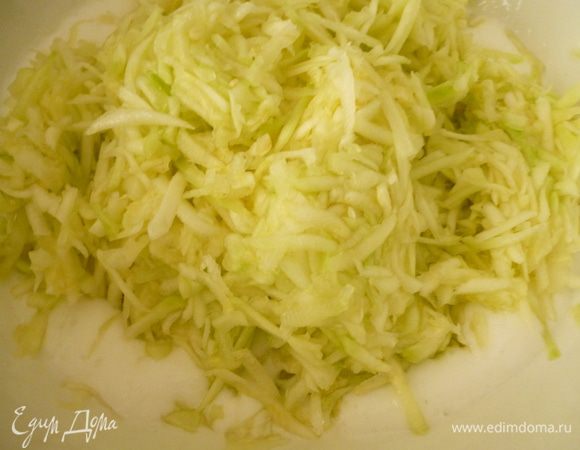 Вбейте яйцо. Натертые кабачки отожмите от жидкости, добавьте к массе и перемешайте.