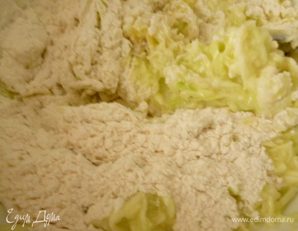 Постепенно добавьте муку, перемешайте, дайте постоять 2–3 минуты. Если покажется жидковато, добавьте еще 1 ст. л. муки. Яйца, кефир и мука бывают разные, поэтому определяйте на глаз. Тесто не должно быть слишком плотным, оно должно быть как густоватая сметана.