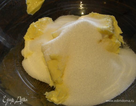 Размягченное сливочное масло взбиваем с сахарной пудрой до белой массы.
