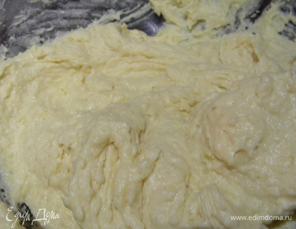 Добавляем их к яично-масляной массе. Все перемешиваем. Тесто получается как густая сметана. 